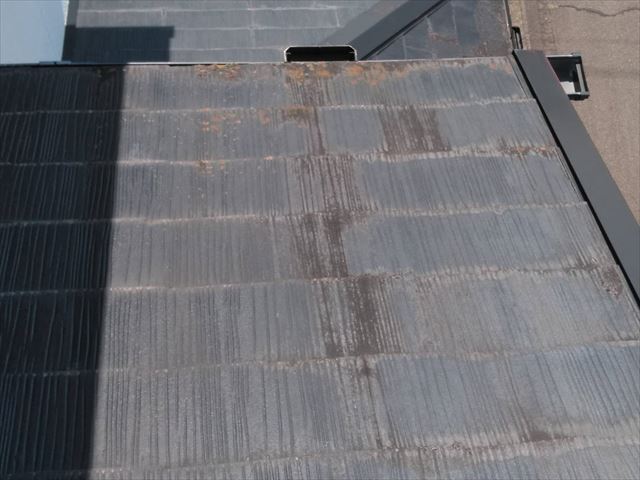 屋根の塗膜の劣化です