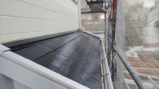 春日井市押沢台で下屋根の上塗り塗装が完了、間もなく完成です。