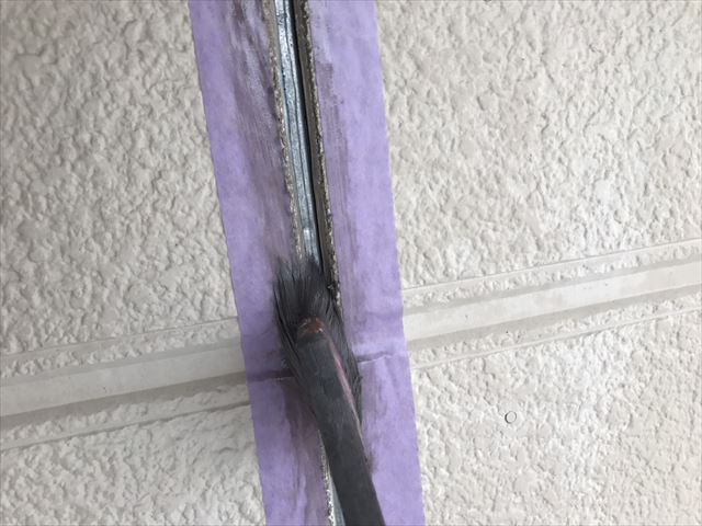 専用のプライマー塗布します