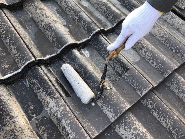 サン瓦シーラーで塗装です