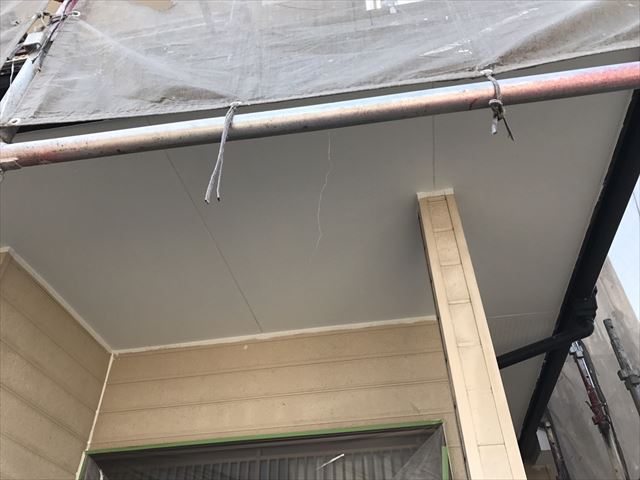玄関天井の塗装です