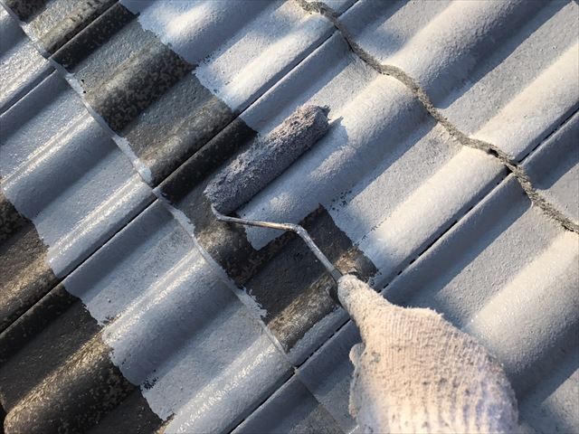 屋根の中塗り塗装です