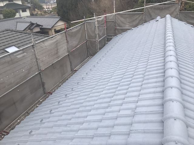 サン瓦シーラーで下塗り