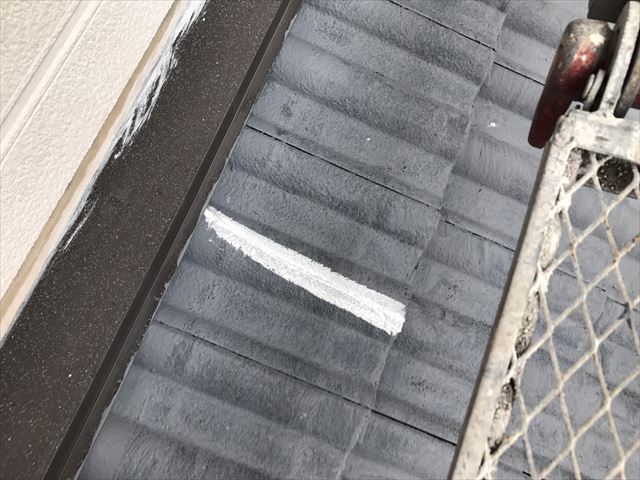 屋根瓦の亀裂補修です