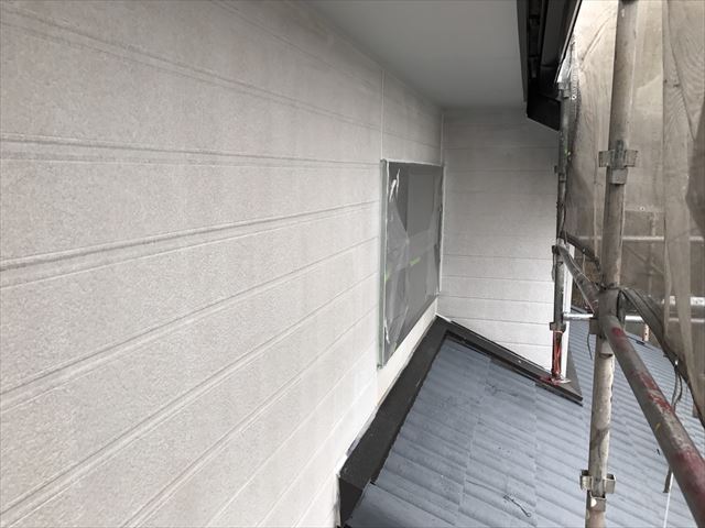 外壁の下塗り塗装です