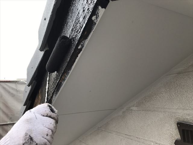 春日井市篠木町で、破風板、軒樋、集水口の塗装を行いました。