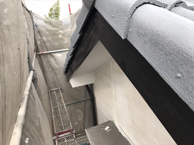 破風板の塗装です