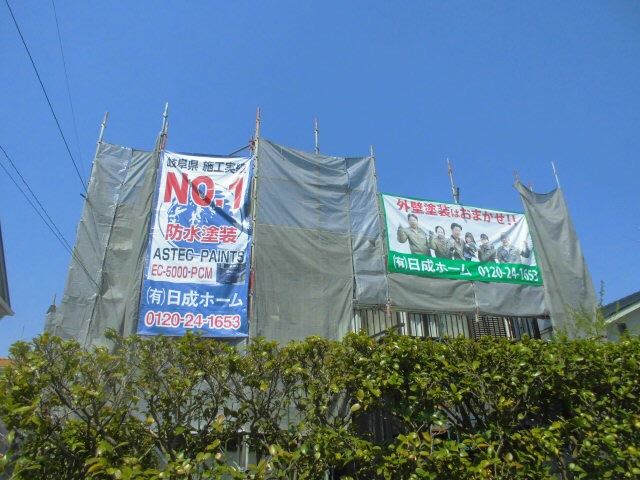 小牧市古雅で外壁塗装工事がはじまり、本日は洗浄作業です。