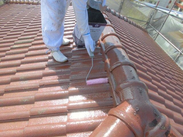 小牧市古雅にて屋根、外壁の下塗りを行ないました。