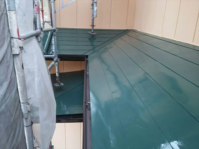 屋根の中塗りです。