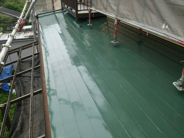屋根の上塗り完了です。