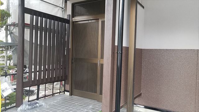 飾り格子の塗装です