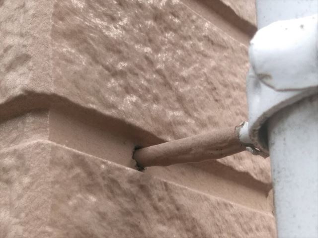 外壁の金具の穴