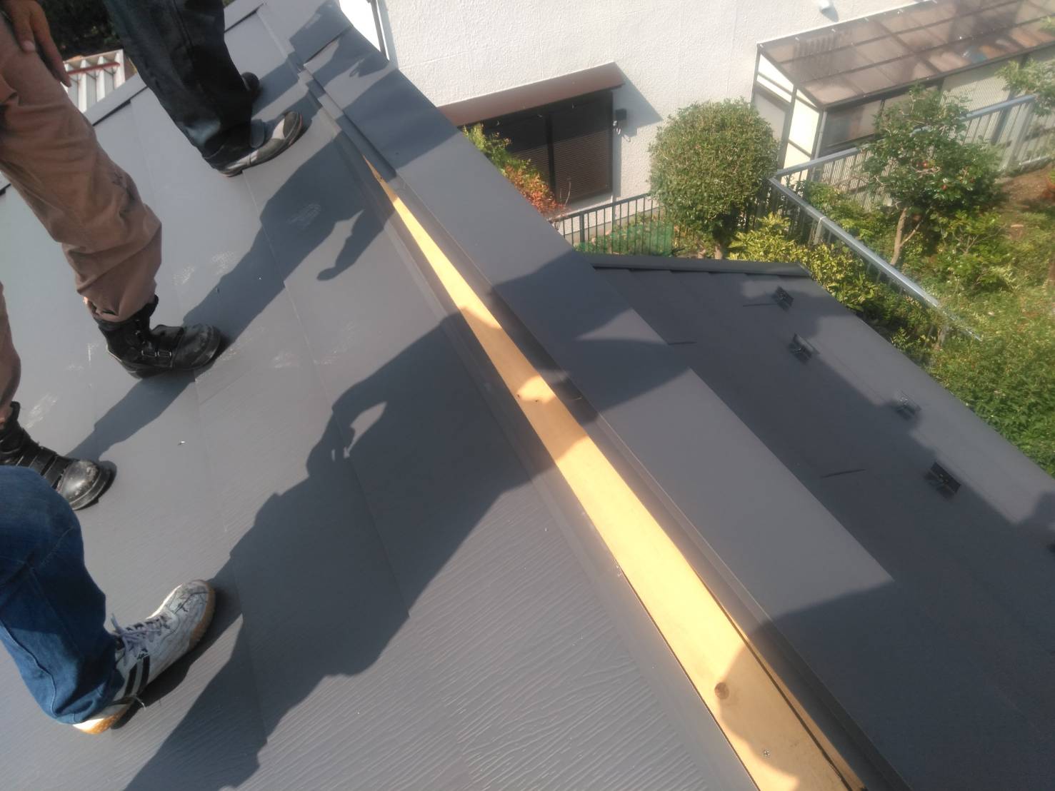 台風２１号の凄さ、屋根の隅棟板金剥がれて、仮対応します。