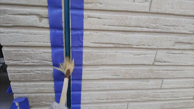 専用のプライマーを塗布します