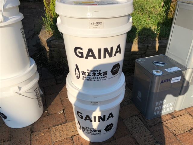 瀬戸市みずの坂で外壁の上塗り缶に防カビ剤を投入して塗装です。