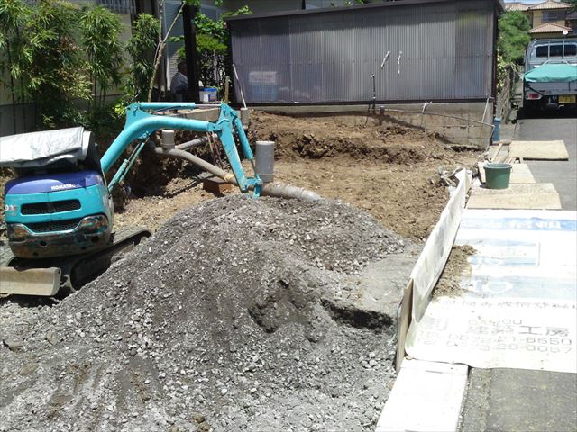 春日井市高蔵寺町にて駐車場拡張を施工しています。
