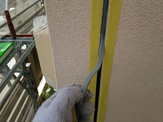 専用のプライマーを塗布