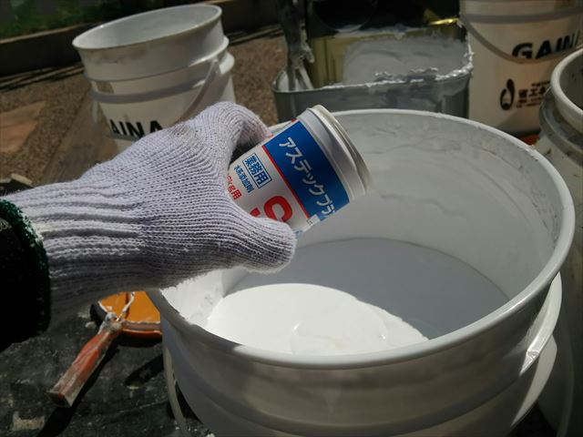 防カビ剤を上塗り缶に投入