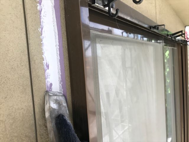 ヘラでならす