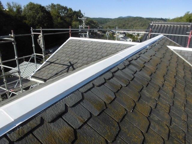 屋根の棟板金の塗装です