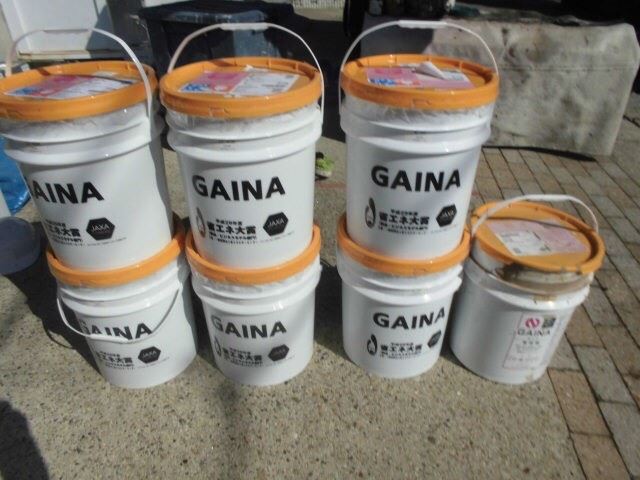 使用する塗料缶です