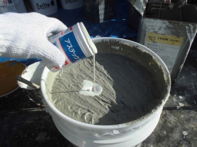 防カビ剤を上塗り缶に投入