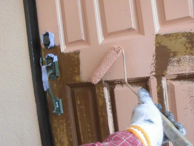 玄関ドアの塗装です