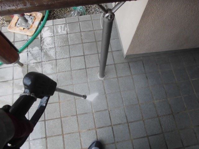 玄関アプローチの洗浄です