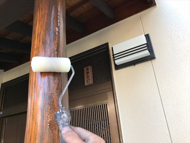 玄関柱の塗装です
