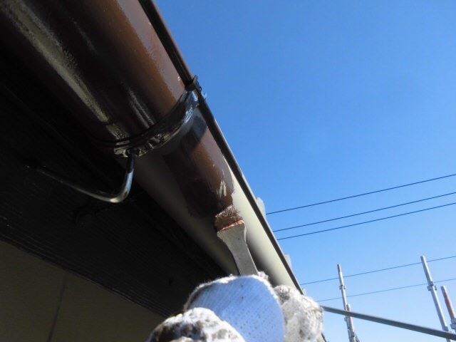 軒樋の塗装です