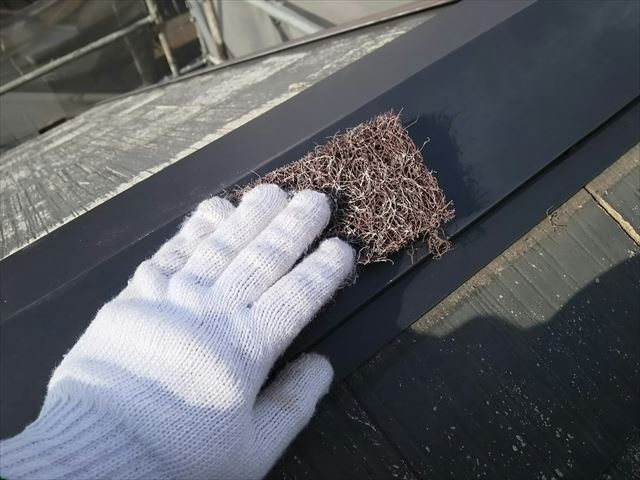 棟板金のケレン作業です
