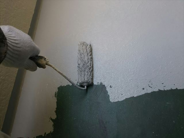 防水材を塗装します