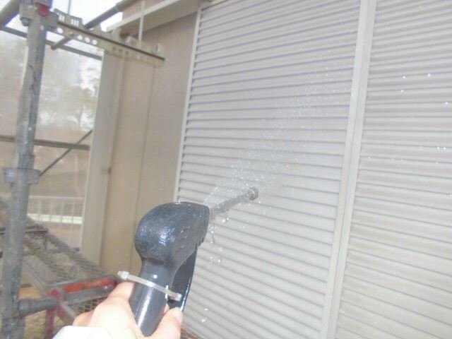 小牧市、雨戸の洗浄