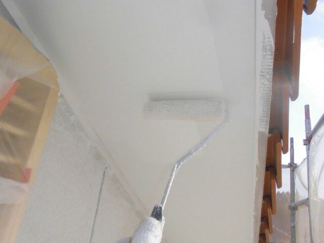 小牧市桃ケ丘で、外壁の中塗り塗装と軒天の塗装を行いました。