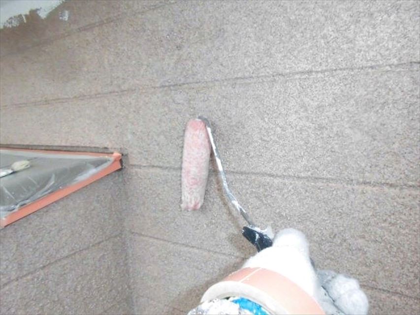 外壁の下塗り１回目です