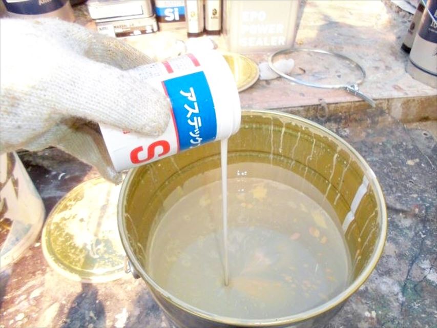 上塗り缶に防カビ剤投入です