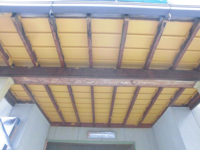 軒天の塗装です