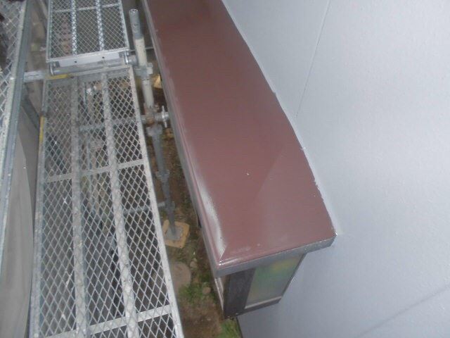 出窓の天板の塗装です