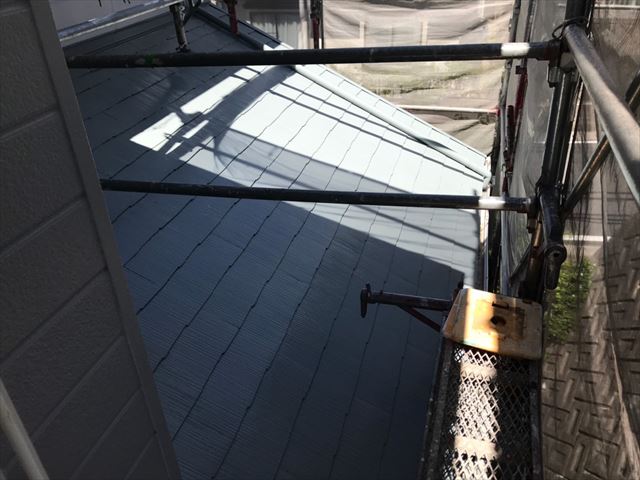 下屋根の中塗り塗装です