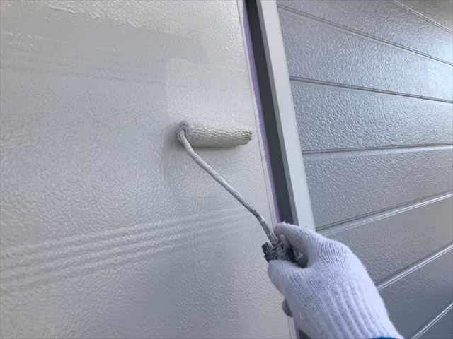 外壁の上塗り塗装です