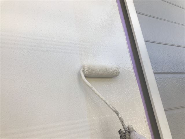 外壁の上塗り塗装です