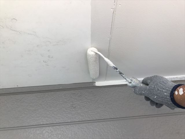 軒天の塗装です