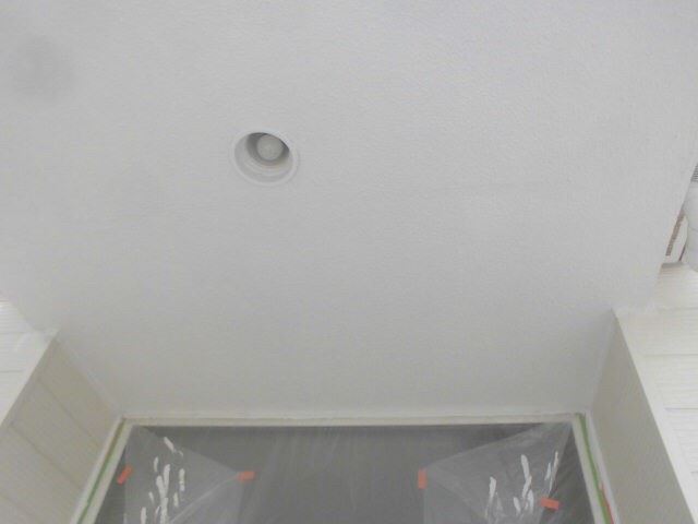 玄関天井の塗装です