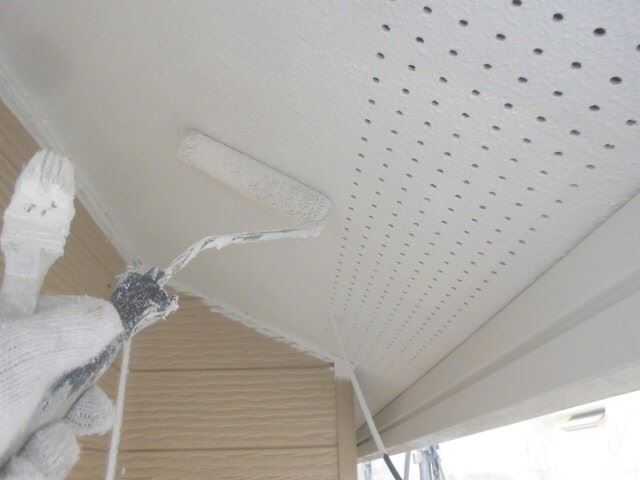 軒天の塗装です