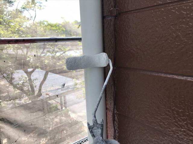 たて樋の塗装です