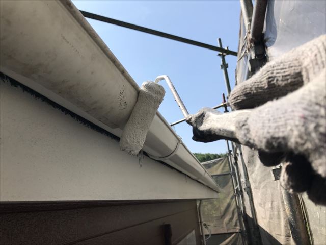 軒樋の塗装です