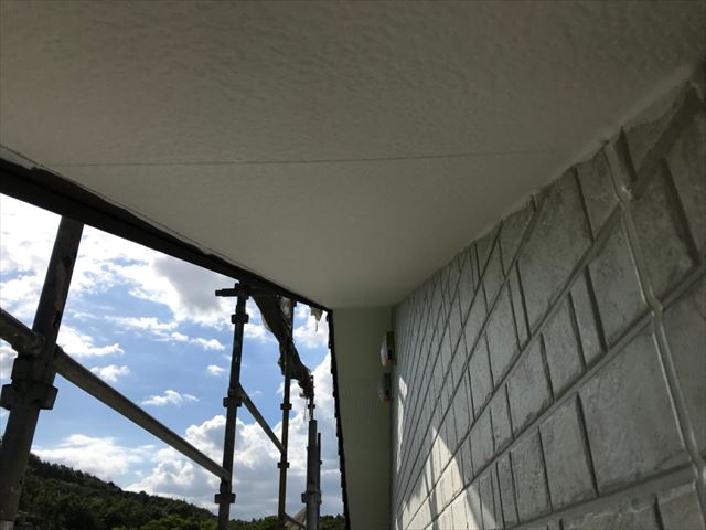 軒天井の塗装です
