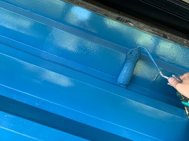 折板屋根の上塗り塗装