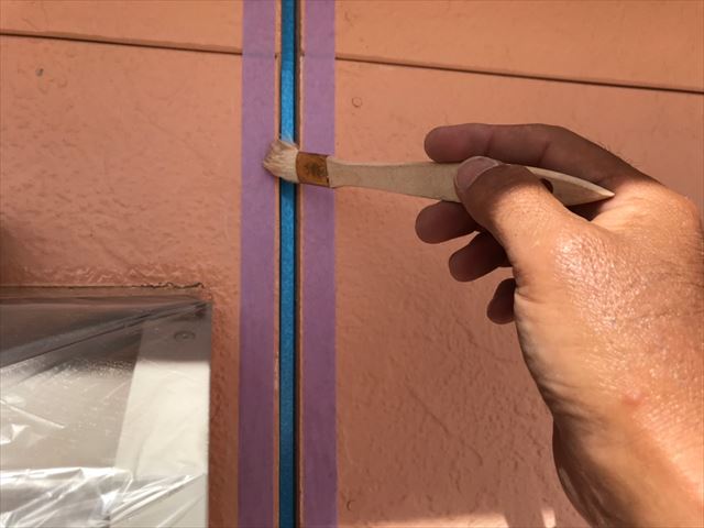 専用のプライマー塗布します